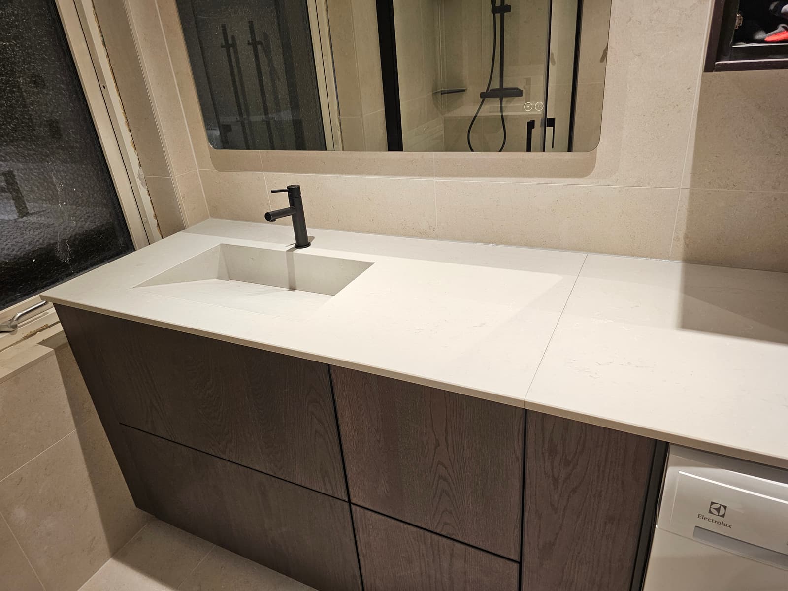 Modern badrumsinredning med trä och vitt