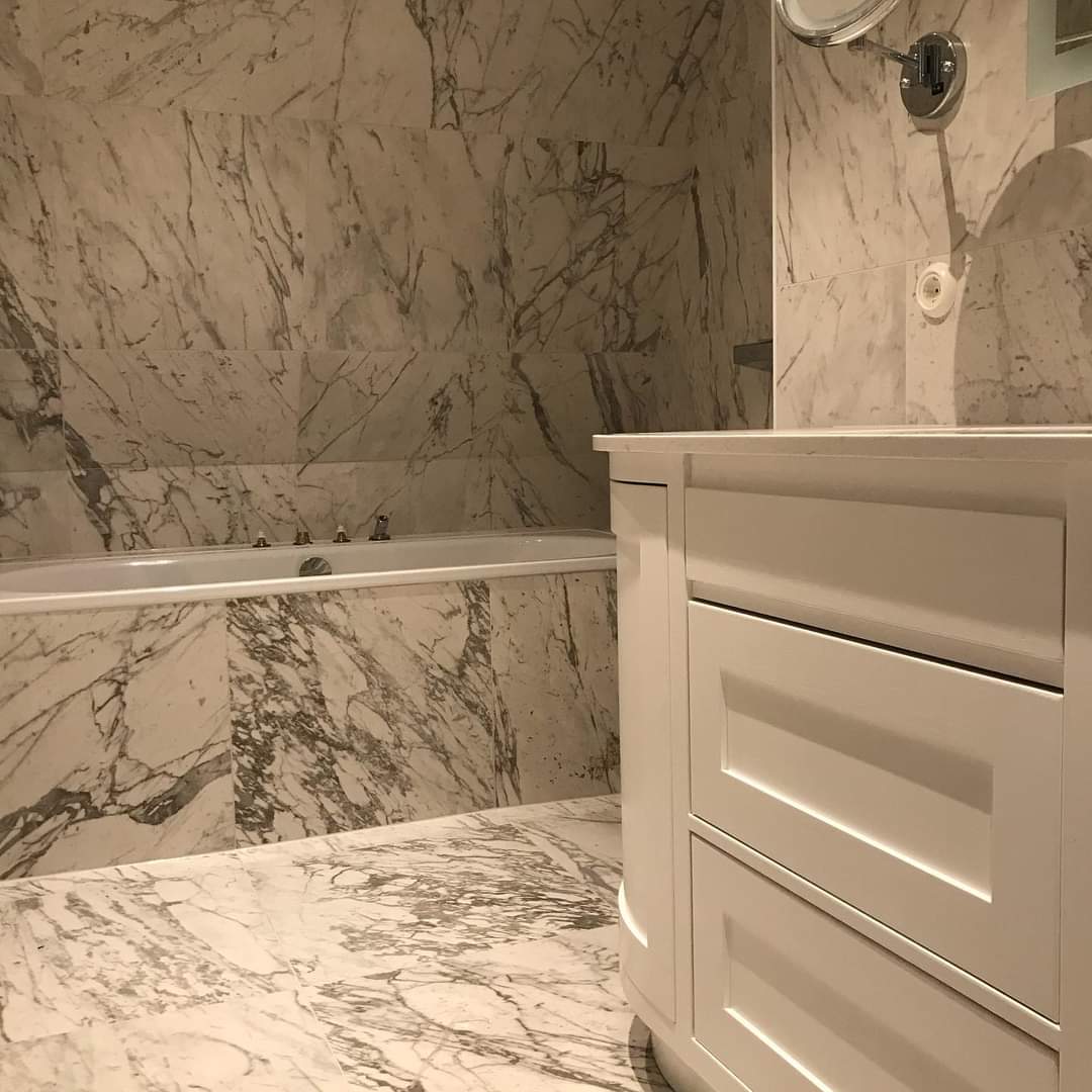 Marmorbadrum med badkar renoverat av Jana Bygg